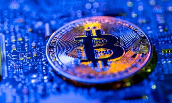 BTC Holds Near $77K as ETF Outflows and Fed Minutes Keep Pressure on $75K Support